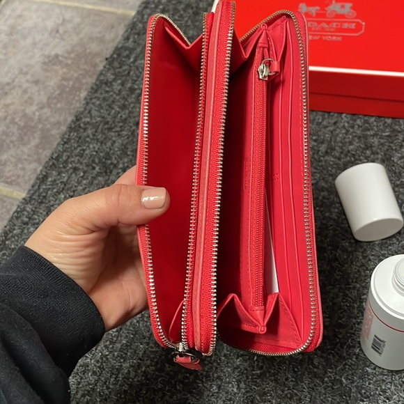 Coach wristlet with original box and fabric cleaner - Picture 6 of 11